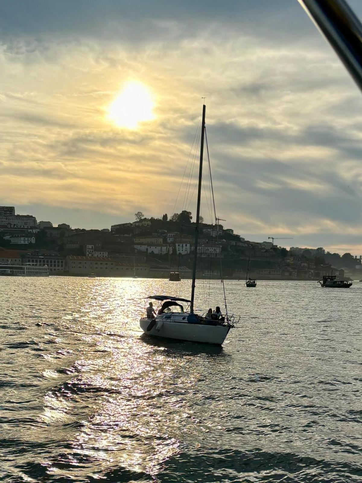 Navegar No Douro - Navegacao E Turismo Unipessoal, Lda Hotel บีลาโนวาเดกายา ภายนอก รูปภาพ